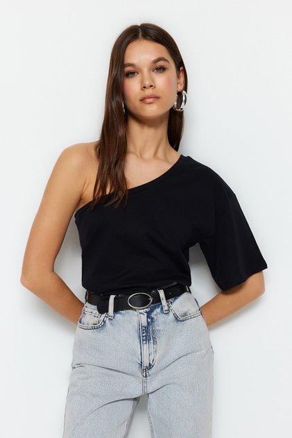Schwarzes, einärmliges Basic-Strick-T-Shirt aus 100 % Baumwolle mit asymmetrischem Kragen TWOSS23TS00379