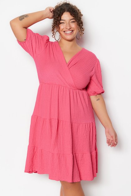 Fuchsiafarbenes Strickkleid mit V-Ausschnitt und zweireihigem Verschluss in Übergröße TBBSS22EL2987