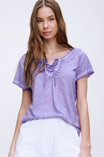 Trend Alaçatı Stili Kadın Mor Kuş Gözlü Yakası Bağcıklı Yıkamalı T-Shirt MDA-1127 - 4
