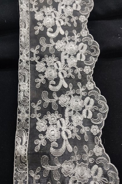 Organze Üzeri Tül Işleme Güpür Dantel Cihan Desen 1 Metre
