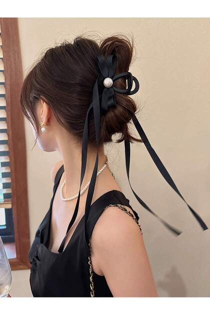 Multi-layered pearl bow model latch buckle with tail