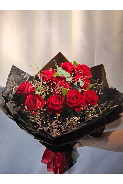 BOUQUET ATELİER Aşkın Rengi 10'lu Kırmızı Kadife Yapay Gül Ile Siyah Ambalajlı Buket