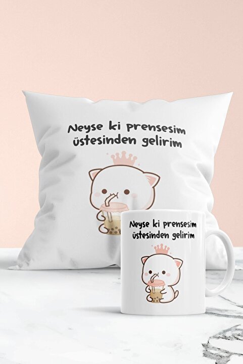 Genel Markalar Neyse Ki Prensesim Üstesinden Gelirim Baskılı Hediyelik Yastık Ve Kupa Seti