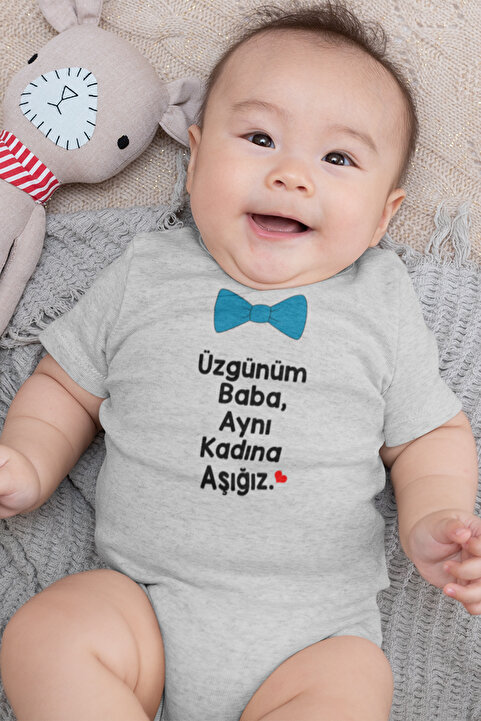 Overoz Organik Pamuk Üzgünüm Baba Aynı Kadına Aşığız Yazılı Gri Bebek Body Badi Çıtçıtlı Zıbın 5047-G