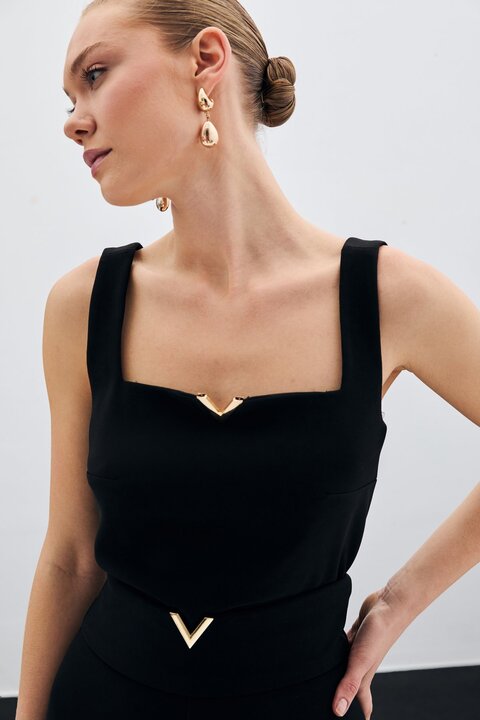 Sateen Yaka Gold Aksesuarlı Bluz - Siyah