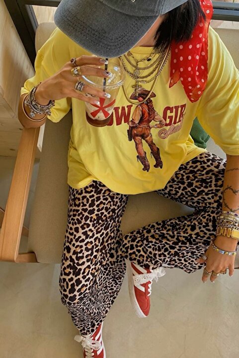 GIA - ART Cowgirl Yazılı Retro Western Desenli Sarı Oversize Kadın Tişört