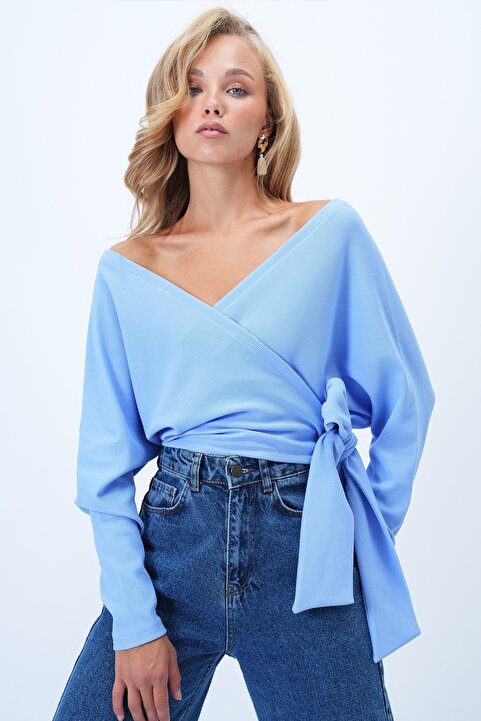 Trend Alaçatı Stili Kadın Mavi Ön Arka Kruvaze Yaka Bağlama Detaylı Ottoban Crop Bluz Alc-X14346