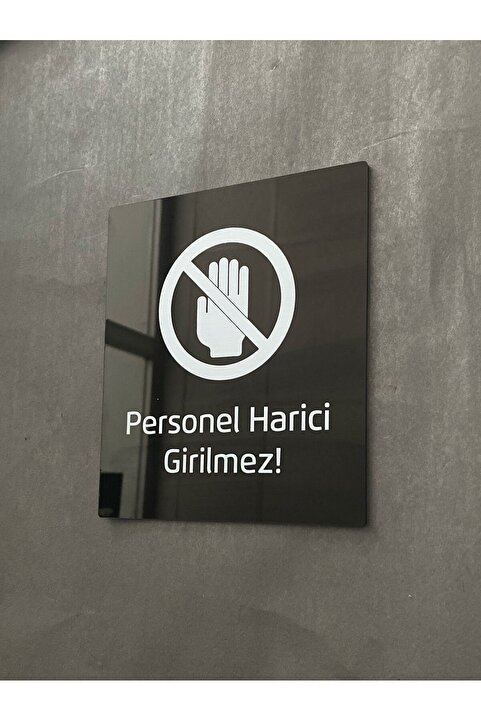 Yönline Siyah Parlak Pleksi Personel Harici Girilmez Uyarı Levhası