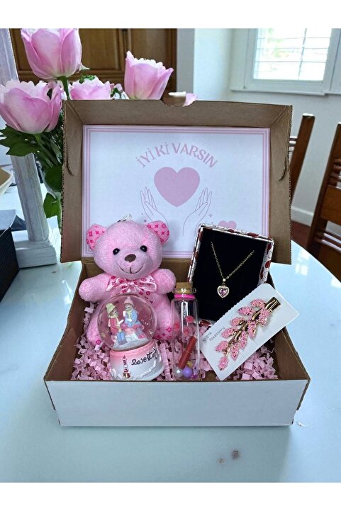 miraybutikhediyelikesya İyi Ki Varsın Hediye Kutusu – Kalpli Kolye, Işıklı Kar Küresi, Peluş Ayıcık ve Dilek Şişesi
