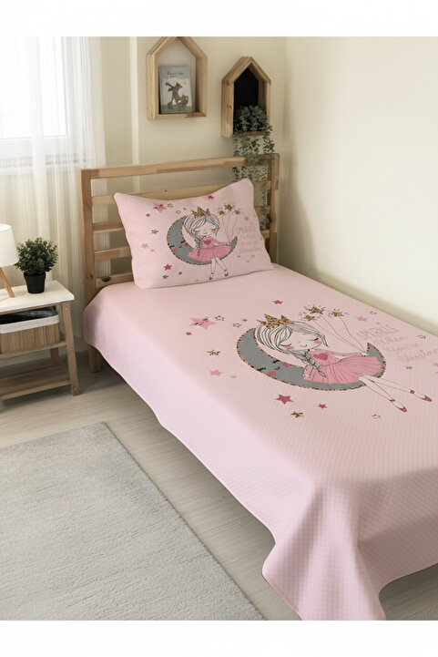 Evmila Ayda Oturan Kız Desenli Bebek Ve Çocuk Baskılı Tek Kişilik Pike Takımı 160x230 Pembe