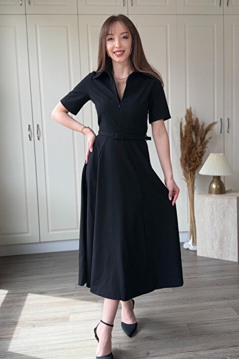 Dilay Gökoğlu Butik Gömlek Yaka Kemerli Dekoltesi Ayarlanabilir Zarif Midi Siyah Elbise