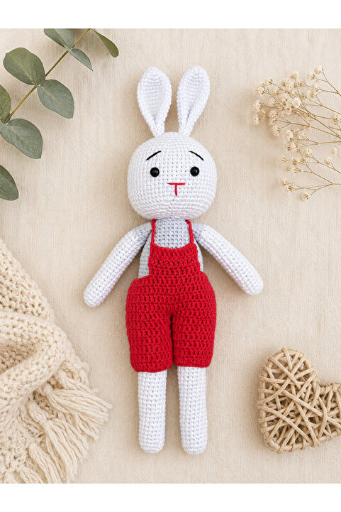 MentorAly Amigurumi Kırmızı Tulumlu Tavşan Oyuncak – El Yapımı Organik Oyuncak (33 cm)
