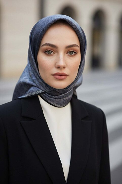 Vissona %100 Twill İpek Monogram Desenli Siyah Renkli 90x90 Eşarp Dikim Şekli : El Dikişi