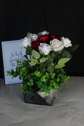 Saksı Çiçek Gümüş Gölgeli Taş Kırmızı & Beyaz Güller 9 Adet Yapaylar Yeşilliklerle Çevrili