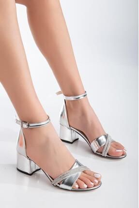 Alçak Topuklu Gümüş Taşlı Sandalet