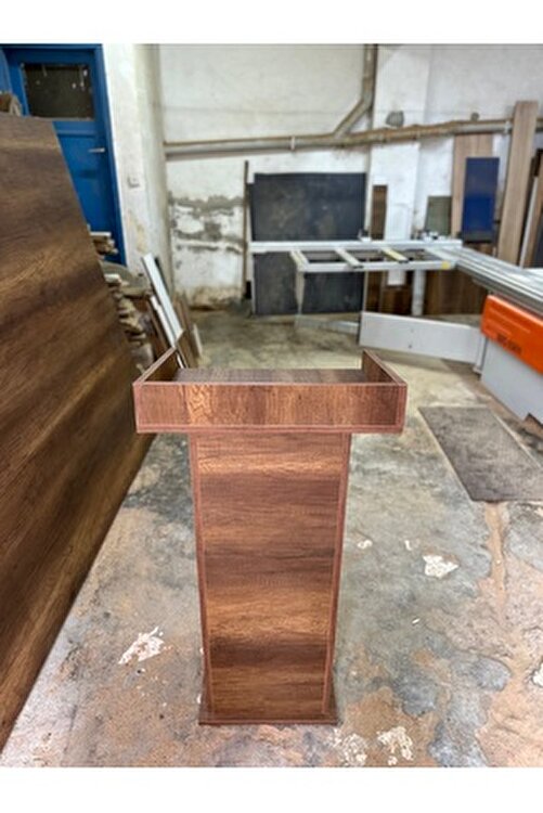 konuşma kürsüsü önü