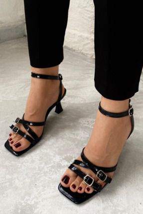 Kadın Siyah Rugan Tokalı Topuklu Ayakkabı