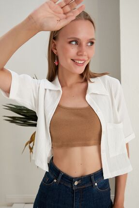 Kadın Beyaz Crop Bürümcük Kumaş Düğmeli Cepli Gömlek