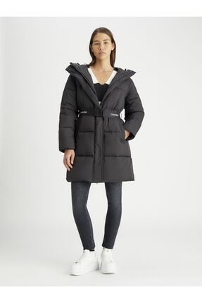 Calvin Klein Kad n K z Siyah Kapu onlu Uzun Kollu Kemerli Beyaz Mont J20J224122 YBI