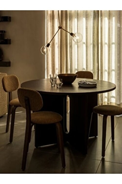 banket tezgahı hanglamp ile yuvarlak yemek masası