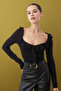 Siyah Fırfırlı Fitted/Vücuda Oturan Örme Bluz TWOAW26BZ00287