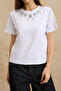 Beyaz Regular/Normal Kalıp Aksesuar Detaylı Tok %100 Pamuk Örme T-Shirt TWOSS26TS00007 - 3