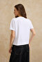 Beyaz Regular/Normal Kalıp Aksesuar Detaylı Tok %100 Pamuk Örme T-Shirt TWOSS26TS00007 - 4