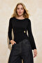 Siyah Fitted/Vücuda Oturan Kayık Yaka Aksesuar Detaylı Yumuşak Örme Bluz TWOSS26BZ00221 - 2