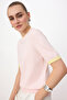 Wardrobe Essentials بلوزة تريكو وردية اللون برقبة دائرية ألوان متباينة TWOSS26BZ00133 - 5