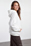 Ekru Oversize/Geniş Kalıp Nakışlı Kalın İçi Polarlı Örme Sweatshirt TWOAW25SW00070 - 5