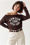 Kayık Yaka London Baskılı Viskon Uzun Kollu T-Shirt Kahverengi - 2