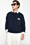 Lacivert Oversize/Geniş Kesim Yumuşak Dokulu Kolej Temalı Şardonsuz Sweatshirt TMNAW24SW00245 - 3