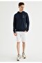 سويت شيرت بقلنسوة بقصة عادية باللون الأزرق الداكن للرجال - 4