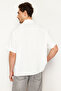 Beyaz Oversize Fit Yazlık Kısa Kollu Keten Görünümlü Gömlek TMNSS24GO00019 - 6