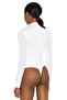 بدلة نسائية بيضاء بقصة منخفضة - 4