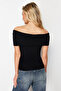 Siyah Carmen Yaka Vücuda Oturan Esnek Crop Örme Madonna Yaka Bluz TWOSS24BZ00368 - 6