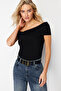 Siyah Carmen Yaka Vücuda Oturan Esnek Crop Örme Madonna Yaka Bluz TWOSS24BZ00368 - 2
