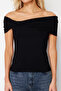 Siyah Carmen Yaka Vücuda Oturan Esnek Crop Örme Madonna Yaka Bluz TWOSS24BZ00368 - 5