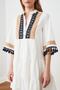 فستان منسوج قصير أبيض مطرز/مستقيم مبطن TWOSS20EL1691 - 4