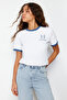 Ekru %100 Pamuk Nakışlı Kontrast Biye Detaylı Örme T-Shirt TWOSS24TS00037 - 3