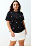 Siyah Relaxed Çiçek Nakış Detaylı %100 Pamuk Örme Büyük Beden T-shirt TBBSS24BF00029 - 2