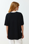 Siyah %100 Kalın Pamuklu Renk Bloklu Sloganlı Oversize/Geniş Kalıp Örme T-Shirt TWOSS24TS00132 - 6