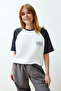 Beyaz %100 Kalın Pamuklu Renk Bloklu Sloganlı Relaxed/Rahat Kesim Örme T-Shirt TWOSS24TS00134