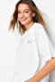Beyaz %100 Pamuk Ön ve Arka Baskılı Boyfriend Fit Bisiklet Yaka Örme T-Shirt TWOSS23TS00057 - 3