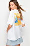 Beyaz %100 Pamuk Ön ve Arka Baskılı Boyfriend Fit Bisiklet Yaka Örme T-Shirt TWOSS23TS00057