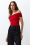 Kırmızı Carmen Yaka Vücuda Oturan Esnek Crop Örme Madonna Yaka Bluz TWOSS24BZ00368 - 3