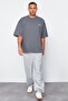 Antrasit Oversize %100 Pamuklu Bisiklet Yaka Minimal Yazı Baskılı T-Shirt TMNSS23TS00084 - 3