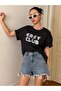 تي شيرت أسود كبير الحجم مطبوع عليه Easy Club - 6