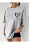 Minimal szívmintás oversize póló.