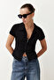 Siyah Regular/Normal Kalıp Polo Yaka Büzgü/Drape Detaylı Fermuarlı Örme Bluz TWOSS24BZ00501 - 2
